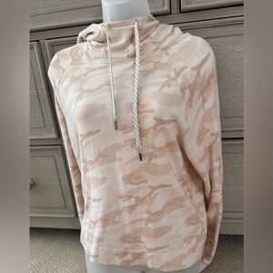 Vuori Women’s Organic Cotton Camo Hoodie Sweatshirt Size  XS Bisque